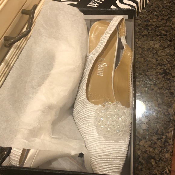 Whitall & Shone white kitten heel - Picture 2 of 3